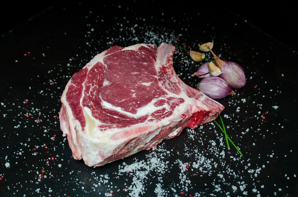 Goveji ribeye steak s kostjo