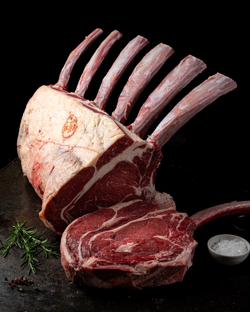 Goveji ribeye tomahawk v kosu s kostjo