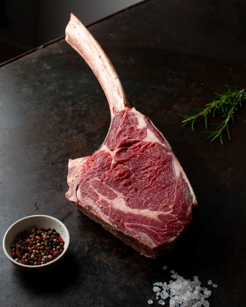 Goveji ribeye tomahawk steak s kostjo